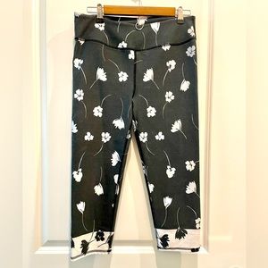 FABLETICS BLACK/WHITE WILDFLOWER SALAR CAPRI